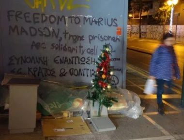 Άστεγος καταγγέλλει δημοτικό υπάλληλο ότι κάθε χρόνο του κλέβει το Χριστουγεννιάτικο δέντρο (φωτο)